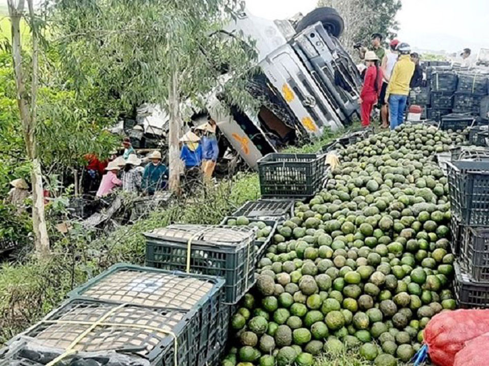 Lật xe tải, hàng tấn cam tràn xuống đường, người dân nhặt giúp không sót quà nào ảnh 1