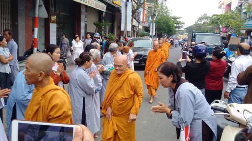 Ấn tượng hàng trăm hành giả phái Khất sĩ trên đường phố Đà Nẵng ảnh 5
