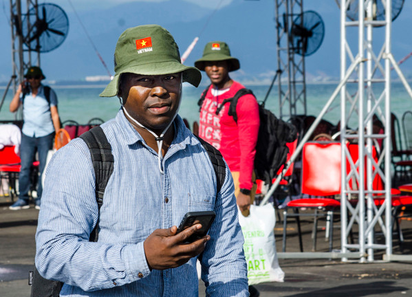 Hải quân Mỹ đội mũ cối, mũ tai bèo trong ngày tạm biệt Đà Nẵng ảnh 1