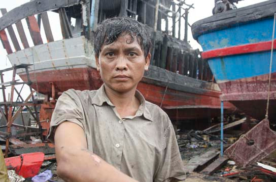 Thuyền trưởng suýt bị thiêu khi cứu tàu cháy ở Quảng Ngãi ảnh 1