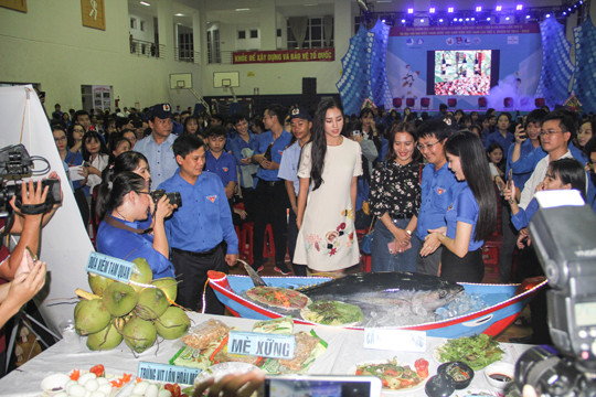 Hoa hậu Trần Tiểu Vy đồng hành cùng tuổi trẻ Bình Định ảnh 4