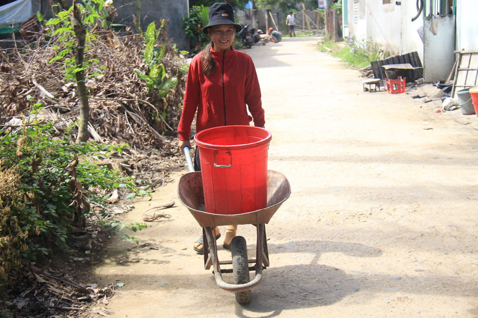 Mưa lũ khắp nơi, dân quân vẫn phải chở nước về giúp dân chữa khát ảnh 4