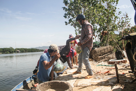 Cầu gãy, ngàn người dân chèo đò qua sông hàng ngày ảnh 9