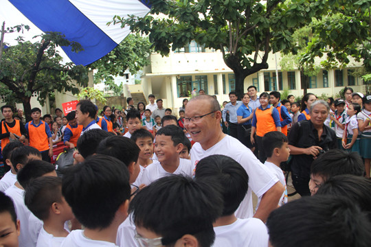 HLV Park Hang Seo 'Gieo ước mơ' với trẻ thơ Bình Định ảnh 5