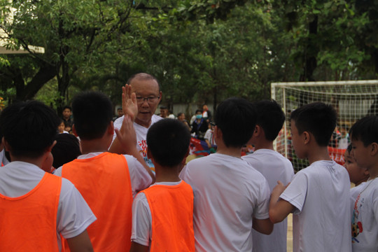 HLV Park Hang Seo 'Gieo ước mơ' với trẻ thơ Bình Định ảnh 6