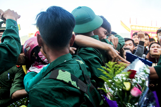 Xúc động phút tiễn tân binh lên đường nhập ngũ ảnh 13