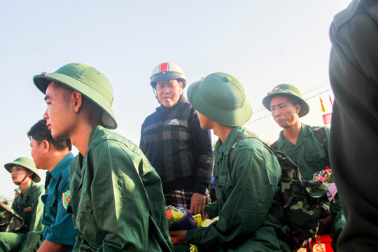 Xúc động phút tiễn tân binh lên đường nhập ngũ ảnh 10