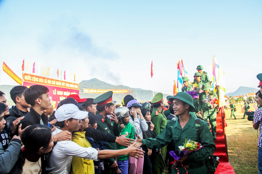 Xúc động phút tiễn tân binh lên đường nhập ngũ ảnh 12