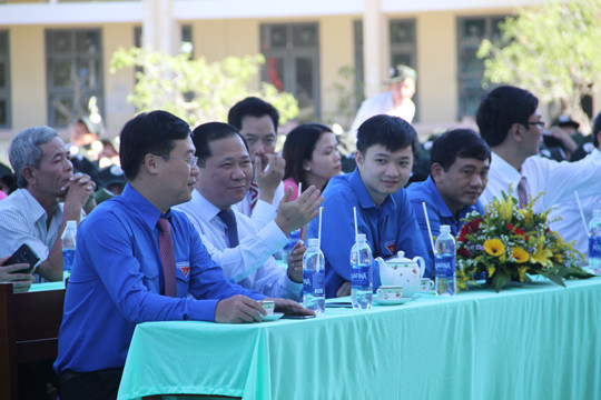 Anh Lê Quốc Phong dự khai giảng, trao tặng công trình thanh niên ảnh 2