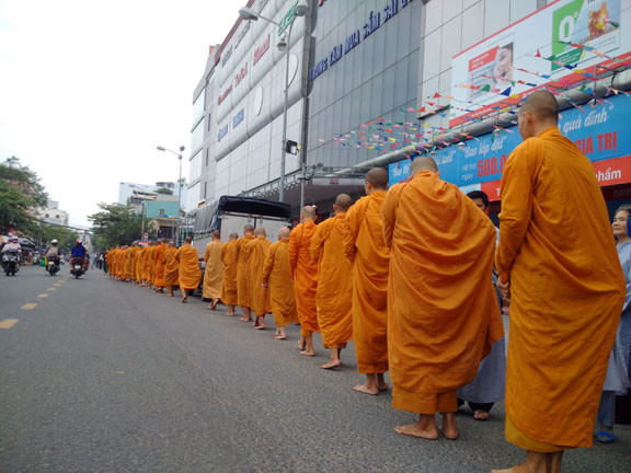 Ấn tượng hàng trăm hành giả phái Khất sĩ trên đường phố Đà Nẵng ảnh 3