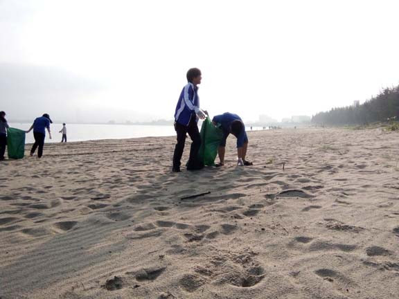 Đà Nẵng vui trong Ngày hội 'Đổi rác lấy vở' ảnh 2