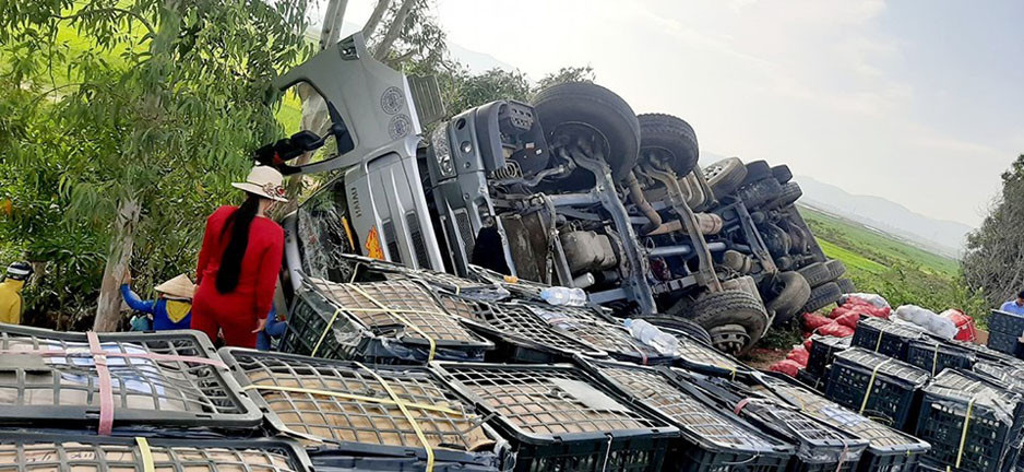 Lật xe tải, hàng tấn cam tràn xuống đường, người dân nhặt giúp không sót quà nào ảnh 3