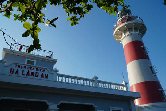 Khám phá vẻ đẹp hoang sơ Trạm đèn biển Ba Làng An ảnh 3