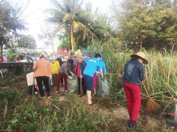 Đà Nẵng vui trong Ngày hội 'Đổi rác lấy vở' ảnh 4
