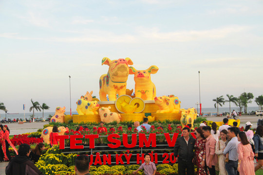 Biểu tượng linh vật tết Kỷ Hợi của Bình Định là heo bố mẹ và 9 heo con ảnh 3