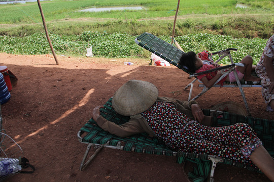 Bình Định: Lãnh đạo hẹn, dân tiếp tục giữ xe cán bộ yêu cầu đối thoại ảnh 6