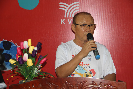 HLV Park Hang Seo 'Gieo ước mơ' với trẻ thơ Bình Định ảnh 3