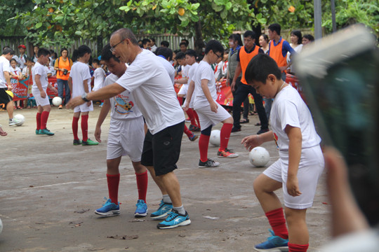 HLV Park Hang Seo 'Gieo ước mơ' với trẻ thơ Bình Định ảnh 9