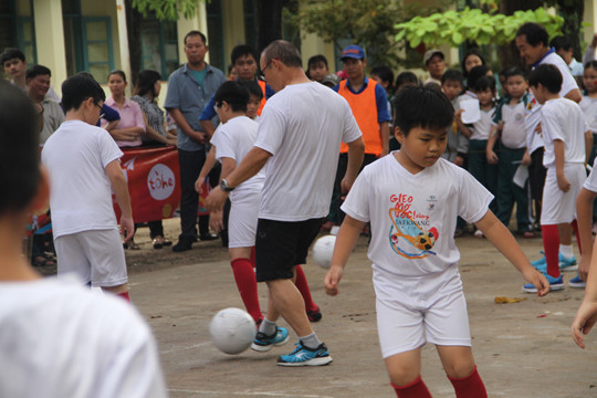 HLV Park Hang Seo 'Gieo ước mơ' với trẻ thơ Bình Định ảnh 7