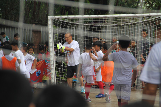 HLV Park Hang Seo 'Gieo ước mơ' với trẻ thơ Bình Định ảnh 8
