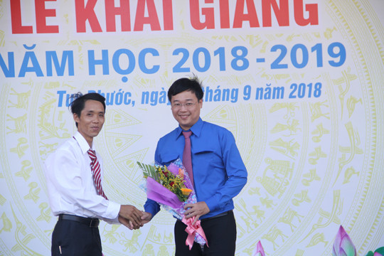 Anh Lê Quốc Phong dự khai giảng, trao tặng công trình thanh niên ảnh 4