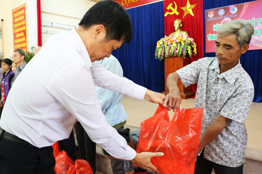 Khám và phát thuốc miễn phí cho 400 người nghèo ảnh 5