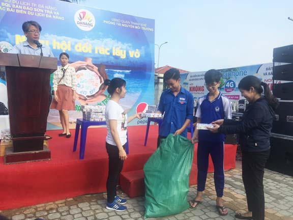 Đà Nẵng vui trong Ngày hội 'Đổi rác lấy vở' ảnh 8