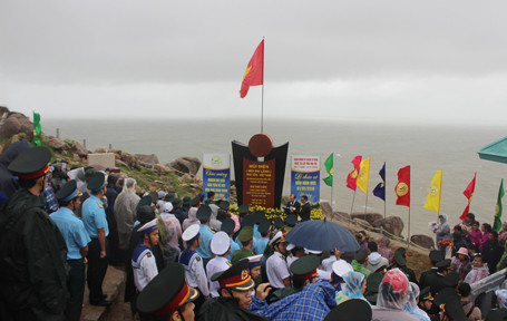 Lễ chào cờ nơi đón ánh bình minh đầu tiên ở Việt Nam ảnh 1