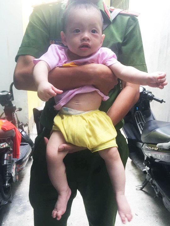 Cháu bé 8 tháng tuổi bị bỏ rơi bên vỉa hè giữa đêm khuya ảnh 1