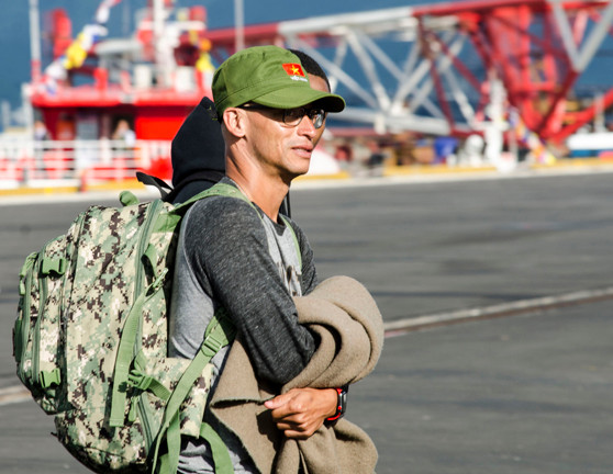 Hải quân Mỹ đội mũ cối, mũ tai bèo trong ngày tạm biệt Đà Nẵng ảnh 2