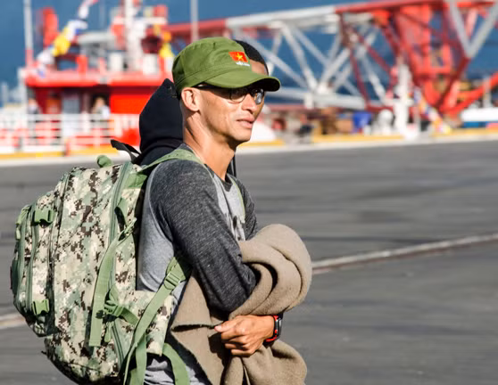 Hải quân Mỹ đội mũ cối, mũ tai bèo trong ngày tạm biệt Đà Nẵng ảnh 2