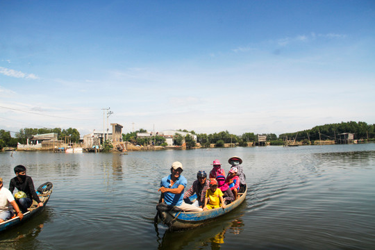 Cầu gãy, ngàn người dân chèo đò qua sông hàng ngày ảnh 3