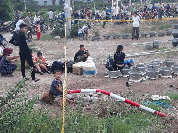 Xe khách chở 29 người lăn xuống ruộng vì 'né' xe công nông ảnh 2