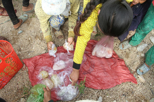  Chợ 'lạ' giữa đường rừng ảnh 5