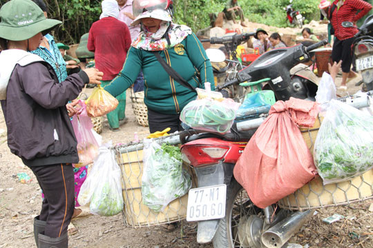  Chợ 'lạ' giữa đường rừng ảnh 1