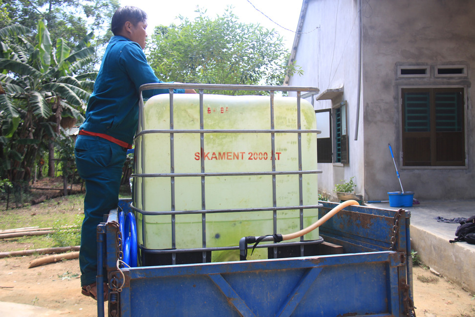Mưa lũ khắp nơi, dân quân vẫn phải chở nước về giúp dân chữa khát ảnh 7