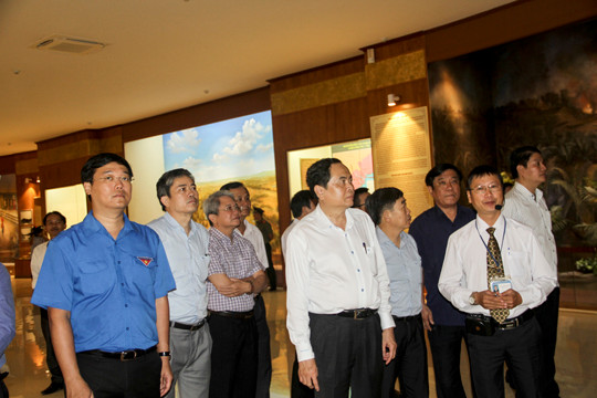 Đại biểu T.Ư Đoàn dâng hoa, dâng hương tưởng nhớ vua Quang Trung ảnh 6