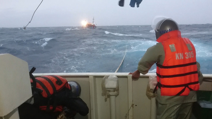 Vòi rồng cao hàng chục mét xuất hiện ở biển Vũng Áng trước giờ bão số 4 đổ bộ ảnh 6 Vòi rồng cao hàng chục mét xuất hiện ở biển Vũng Áng trước giờ bão số 4 đổ bộ ảnh 6