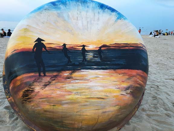 Giới trẻ Đà Nẵng đua nhau check in bên thuyền thúng, ván trượt độc-lạ ảnh 6