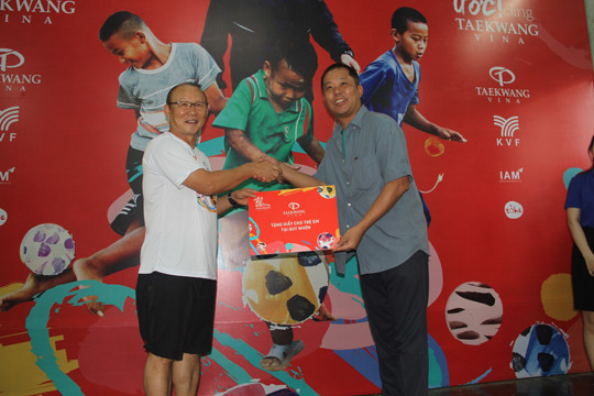 HLV Park Hang Seo 'Gieo ước mơ' với trẻ thơ Bình Định ảnh 4