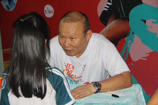 HLV Park Hang Seo 'Gieo ước mơ' với trẻ thơ Bình Định ảnh 12