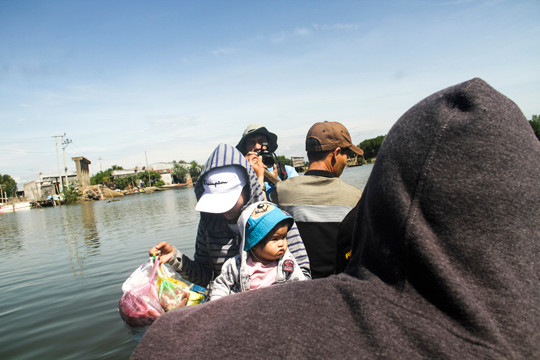 Cầu gãy, ngàn người dân chèo đò qua sông hàng ngày ảnh 4