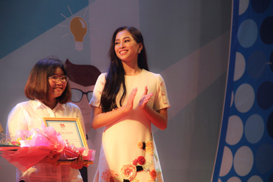 Hoa hậu Trần Tiểu Vy đồng hành cùng tuổi trẻ Bình Định ảnh 11