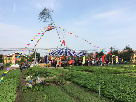 Người nước ngoài tham gia đoàn rước ở lễ hội làng rau Trà Quế ảnh 1