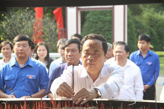 Đại biểu T.Ư Đoàn dâng hoa, dâng hương tưởng nhớ vua Quang Trung ảnh 2