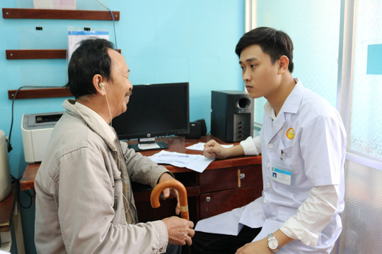 Khám và phát thuốc miễn phí cho 400 người nghèo ảnh 2