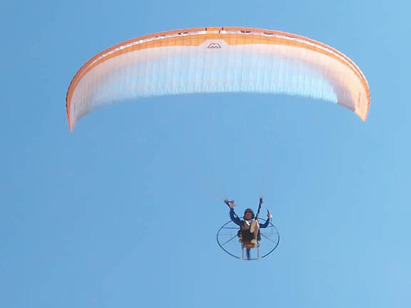 Bay dù lượn trên miệng núi lửa 30 triệu năm ở Lý Sơn ảnh 3