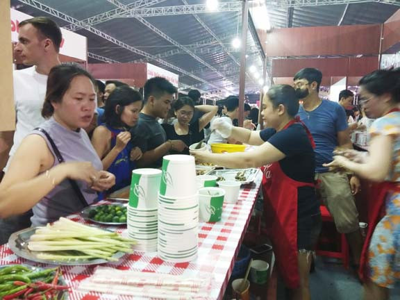Đông đảo du khách tham gia Lễ hội ẩm thực đường phố Đà Nẵng ảnh 2