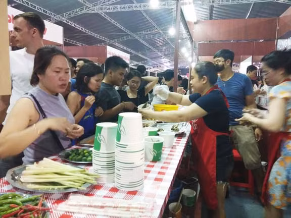 Đông đảo du khách tham gia Lễ hội ẩm thực đường phố Đà Nẵng ảnh 2