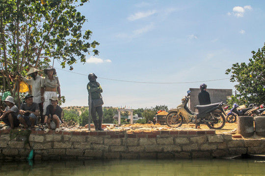Cầu gãy, ngàn người dân chèo đò qua sông hàng ngày ảnh 8